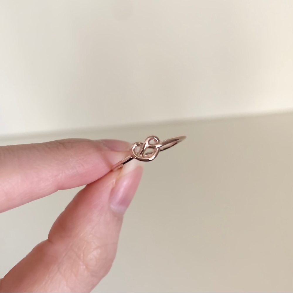 Hold NWOT Rose gold knotted heart ring